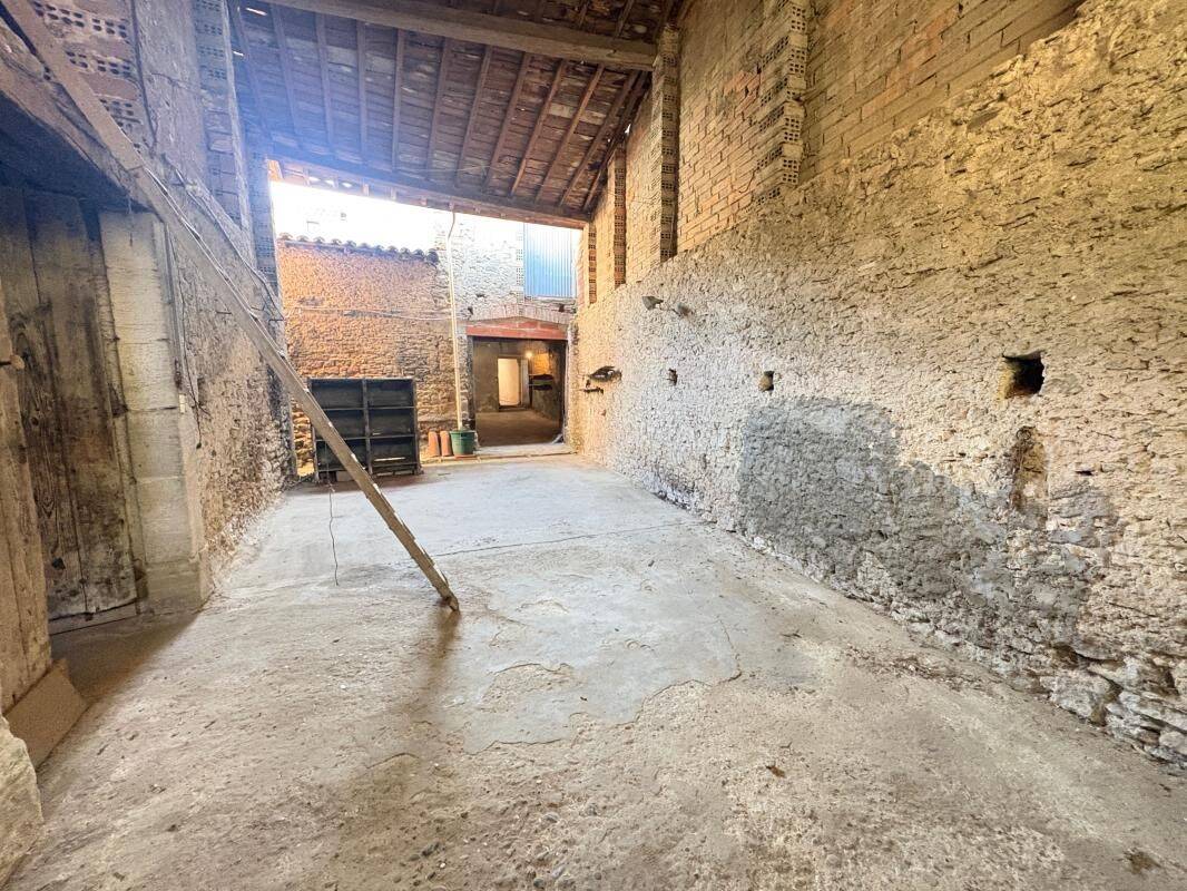 Maison avec grand garage et dépendances au centre de Pexiora