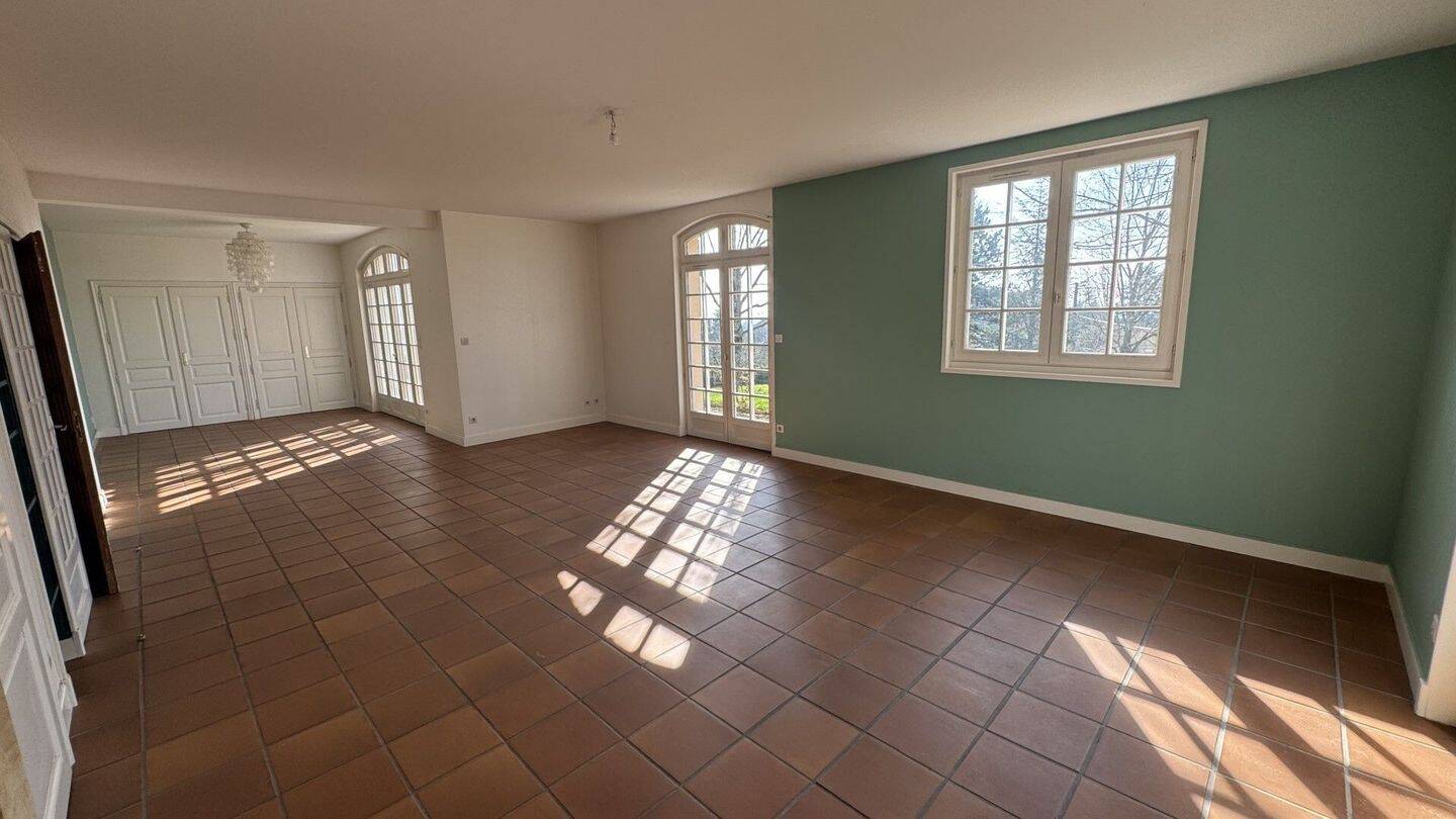 Maison 6 pièces 195 m² · à Saint-Didier-au-Mont-d'Or · 194,5 m² · 2 750 €
