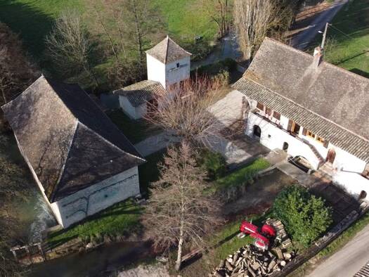 Maison à vendre 390 000 € 8 pièces 6 chambres 145 m² 11 576 m² de terrain Boyer 71700