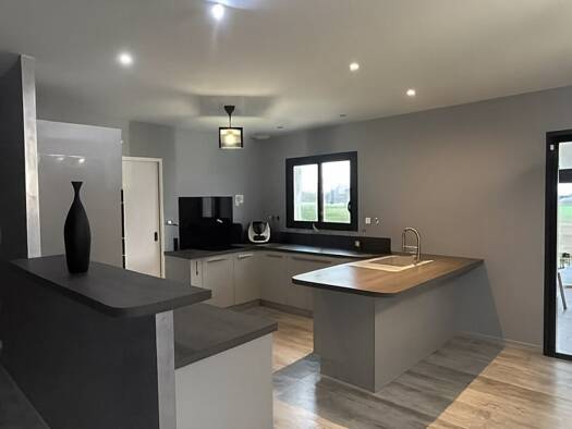 Maison de plain-pied à vendre 237 000 € 6 pièces 4 chambres 140 m² 558 m² de terrain Brain-sur-Allonnes 49650