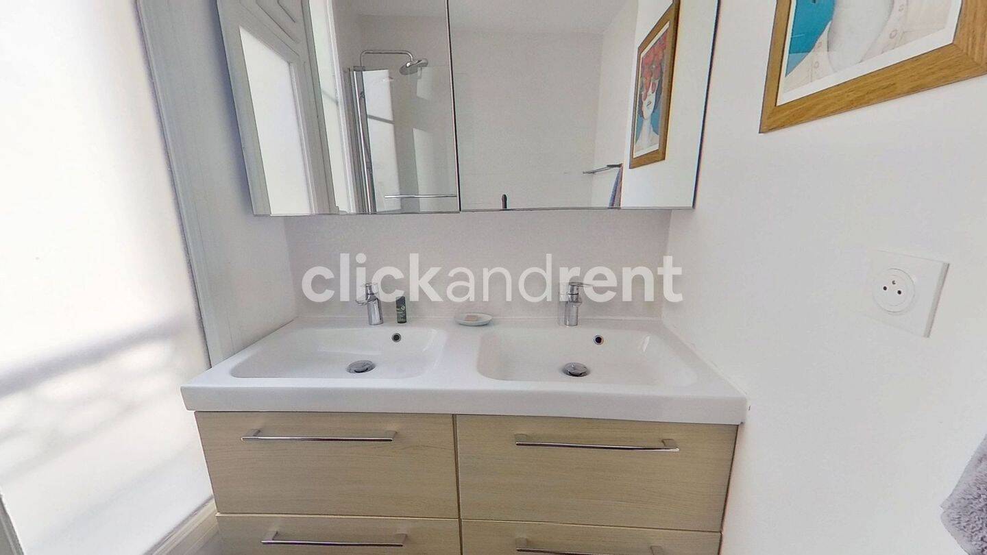 Appartement 3 pièces 57 m² · à Paris 10ème Arrondissement · 56,8 m² · 2 090 €