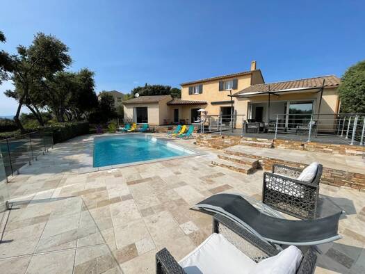 Maison de plain-pied à vendre - Première occupation 650 000 € 8 pièces 5 chambres 350 m² 1 776 m² de terrain Saint-Julien 83560