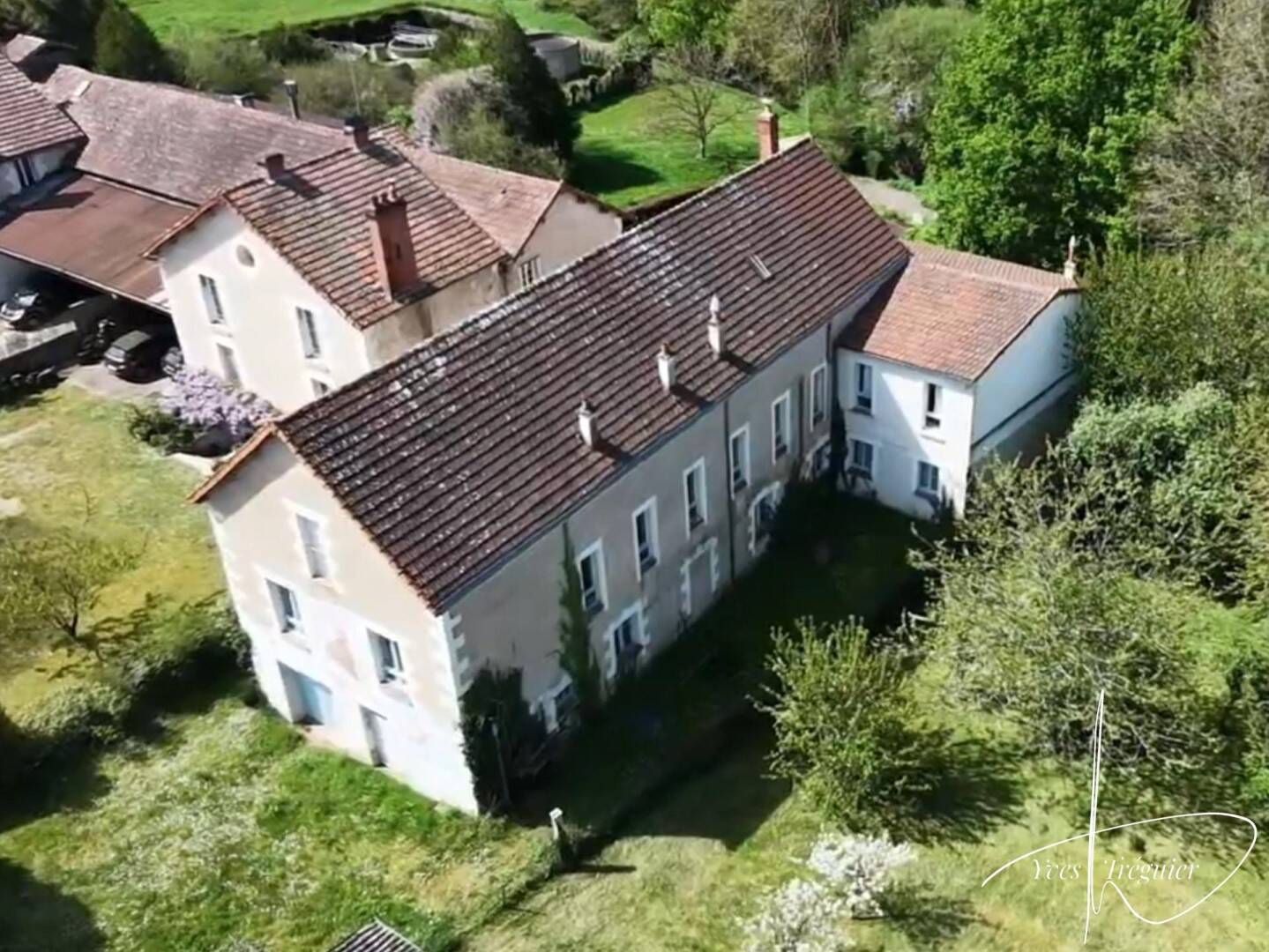 Un bien enchanteur dans un écrin de verdure.