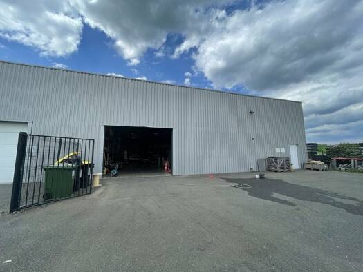 Local d'activités à louer 3 750 € 500 m² d'espace de stockage Nord Est Saint-André-de-Cubzac 33240