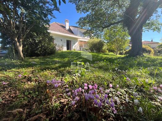 Maison à vendre 240 000 € 5 pièces 4 chambres 161 m² 1 266 m² de terrain Centre-Gare Lourdes 65100