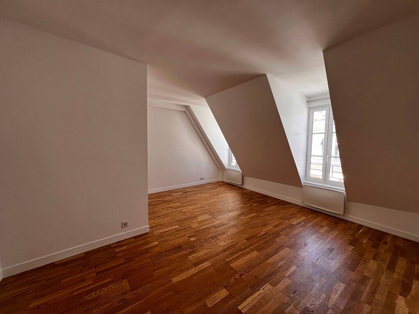 Appartement 4 pièces 78 m² · à Paris 9ème Arrondissement · 78,3 m² · 2 342 €