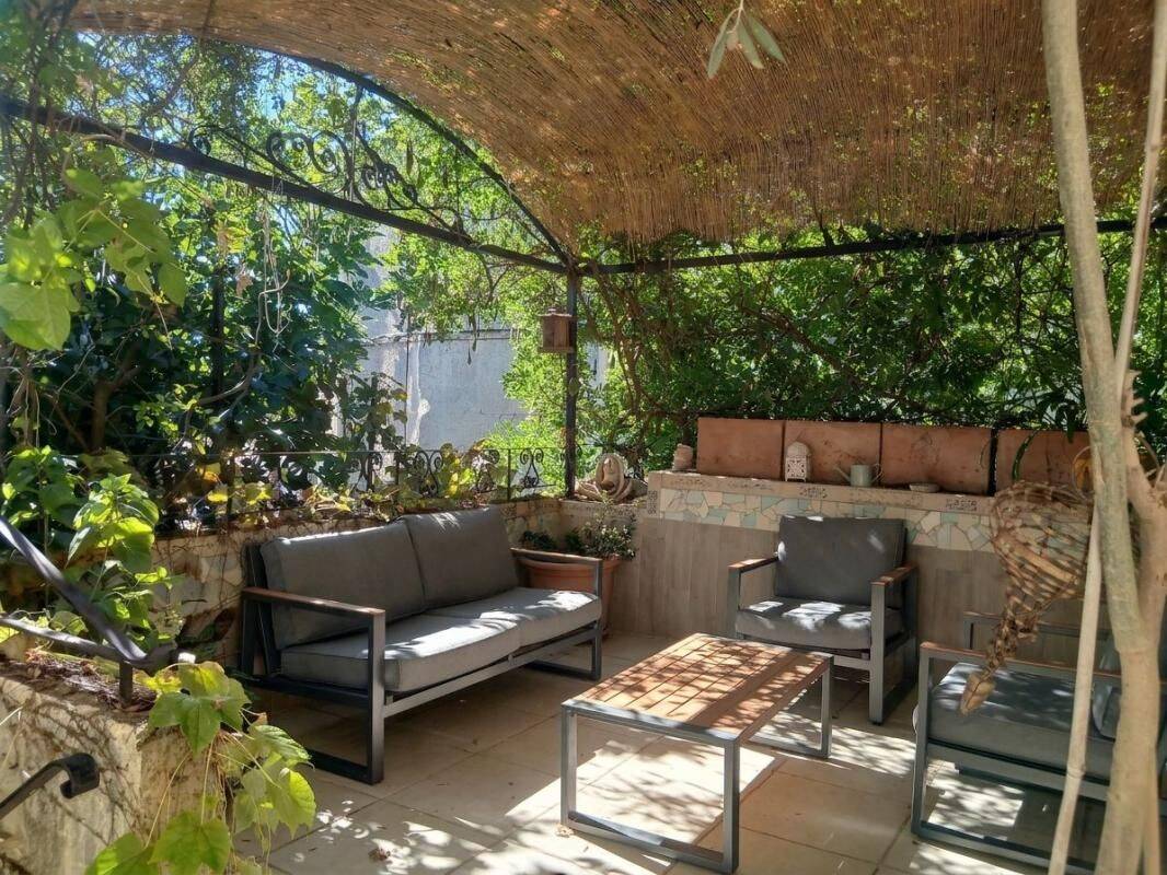 Maison 5 pièces 185 m² · à Saint-Quentin-la-Poterie · 185 m² · 328 000 €