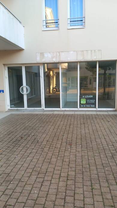 Local commercial à louer 1 358 € 141 m² de surface de vente Le Bourg Les Sables d Olonne 85180