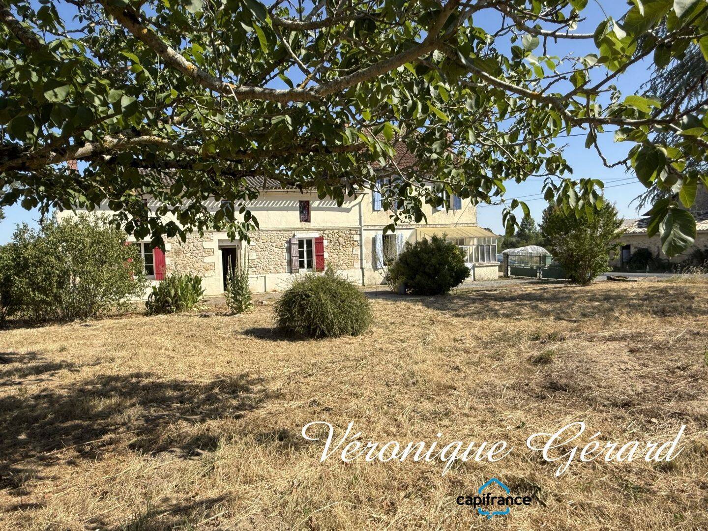 Maison 11 pièces 300 m² · à Villefranche-de-Lonchat · 300 m² · 254 000 €