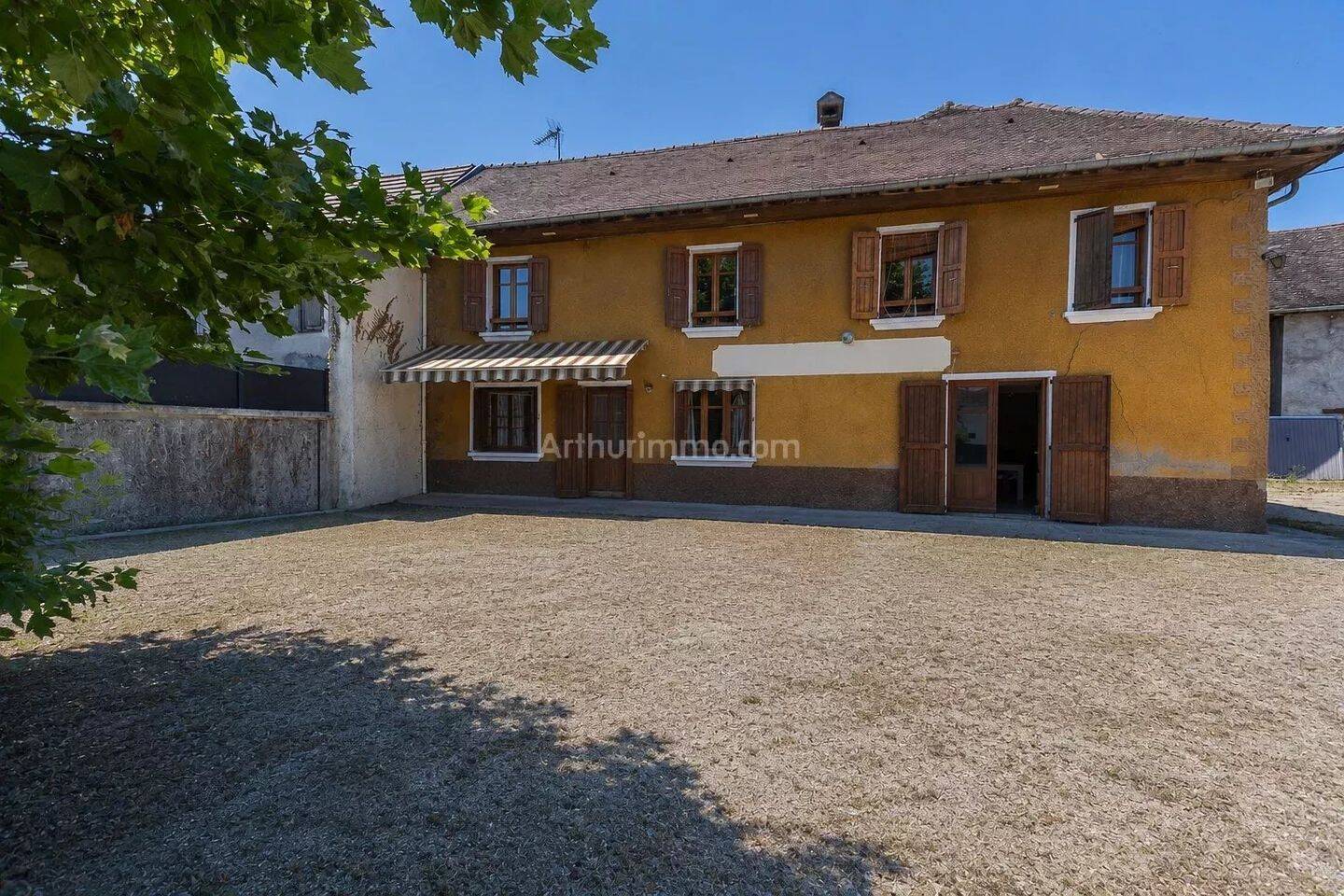 Maison 7 pièces 200 m² · à Groslée-Saint-Benoit · 200 m² · 210 000 €