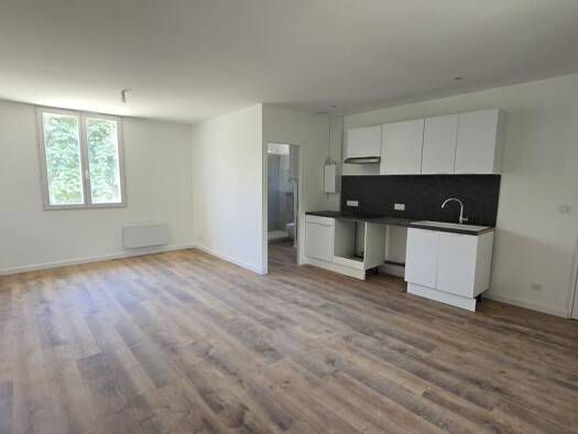 Appartement à louer 750 € 3 pièces 2 chambres 54 m² Étage 1/2 Saint-Philippe-d'Aiguille 33350