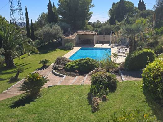 Maison de plain-pied à vendre 1 196 000 € 6 pièces 5 chambres 240 m² 3 939 m² de terrain Nord Est Ollioules 83190