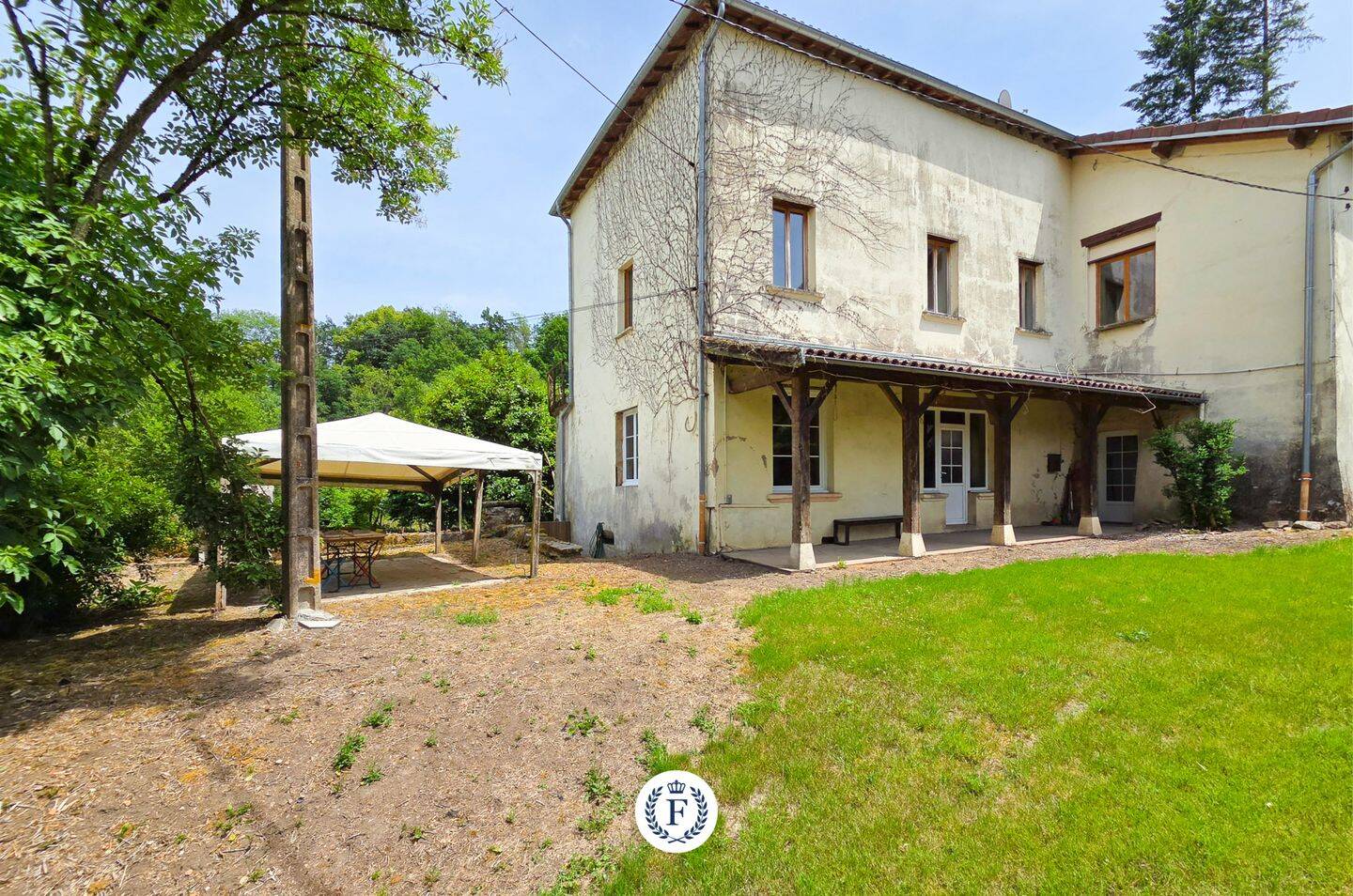 Maison 8 pièces 224 m² · à Deux-Grosnes · 224 m² · 250 000 €