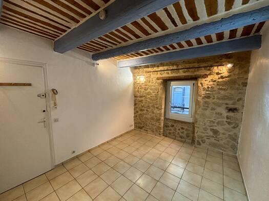 Appartement à louer 650 € 3 pièces 2 chambres 40 m² Étage 2/3 Sud Est Ouest Pélissanne 13330