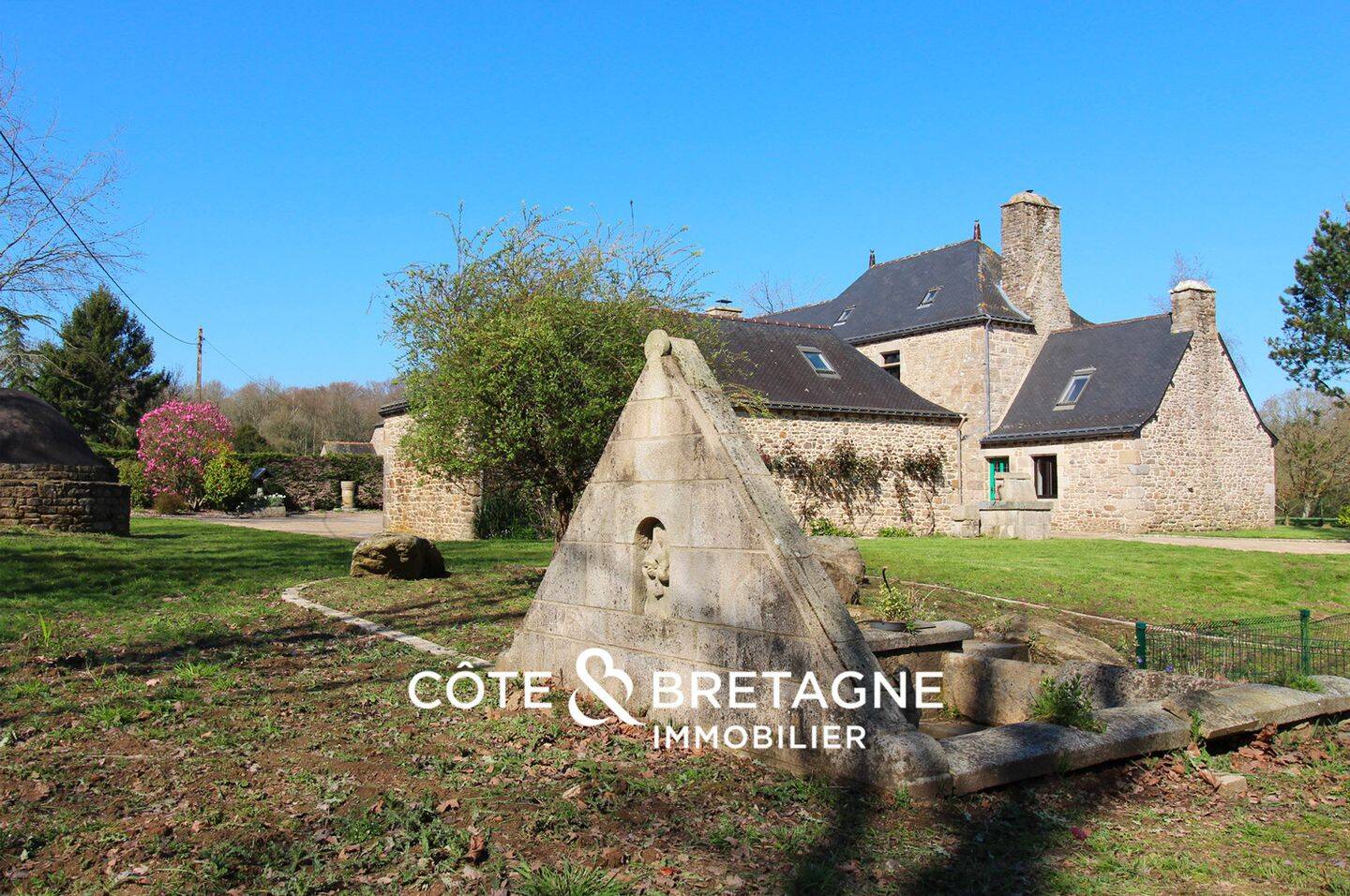Maison 8 pièces 264 m² · à Bourbriac · 264 m² · 778 500 €
