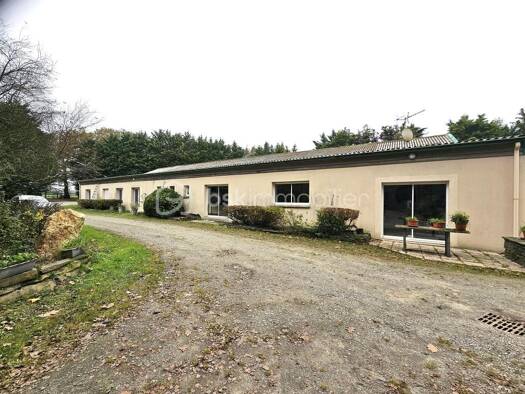 Terrain constructible viabilisé à vendre 735 000 € 200 000 m² de terrain Nozay 44170