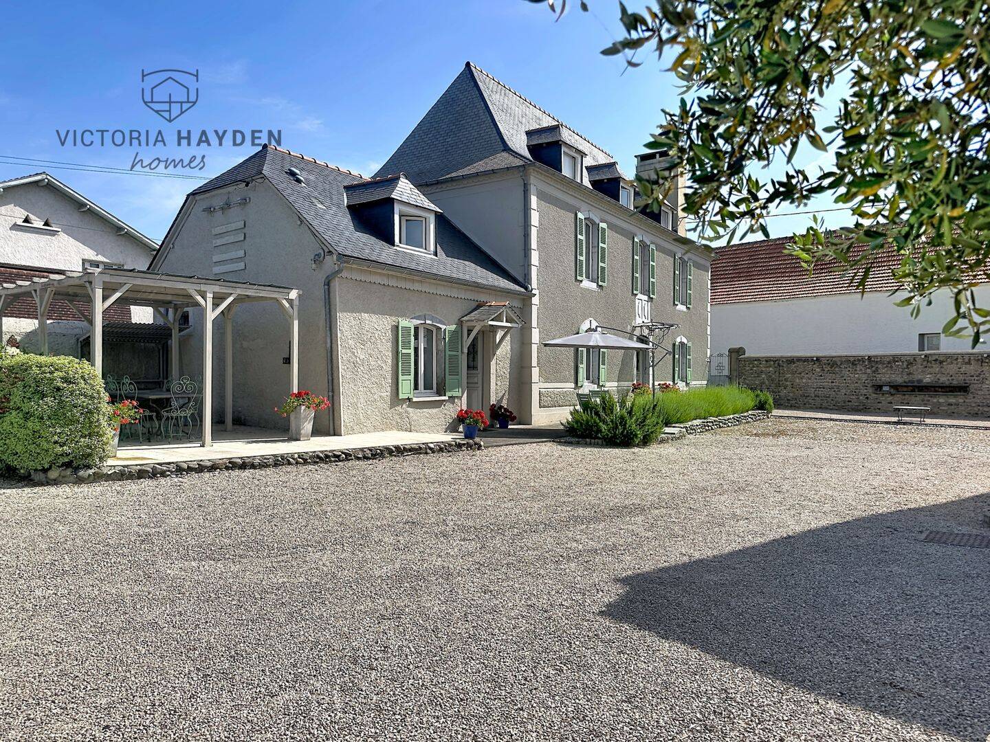 Maison 8 pièces 221 m² · à Nay · 221 m² · 635 000 €