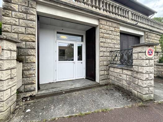 Local d'activités à louer 1 220 € 64,2 m² d'espace de stockage Neauphle-le-Château 78640