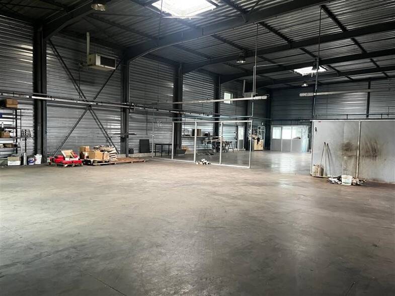 Local d'activités à louer 4 301 € 720 m² d'espace de stockage Monts 37260