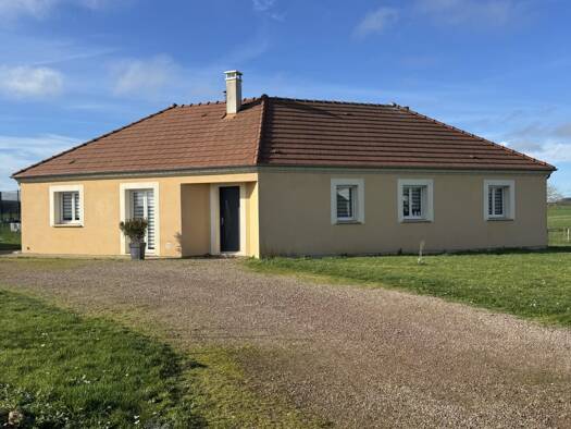 Maison de plain-pied à vendre 205 000 € 5 pièces 4 chambres 122 m² Étréchy 18800