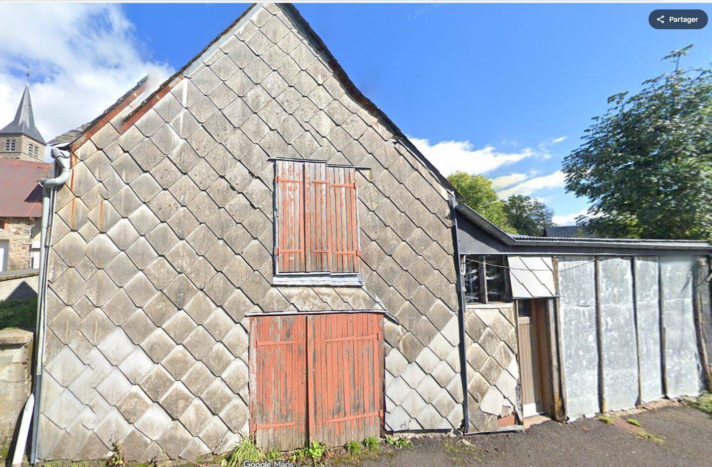 Maison 3 pièces 130 m² · à Saint-Genès-Champespe · 130 m² · 27 500 €