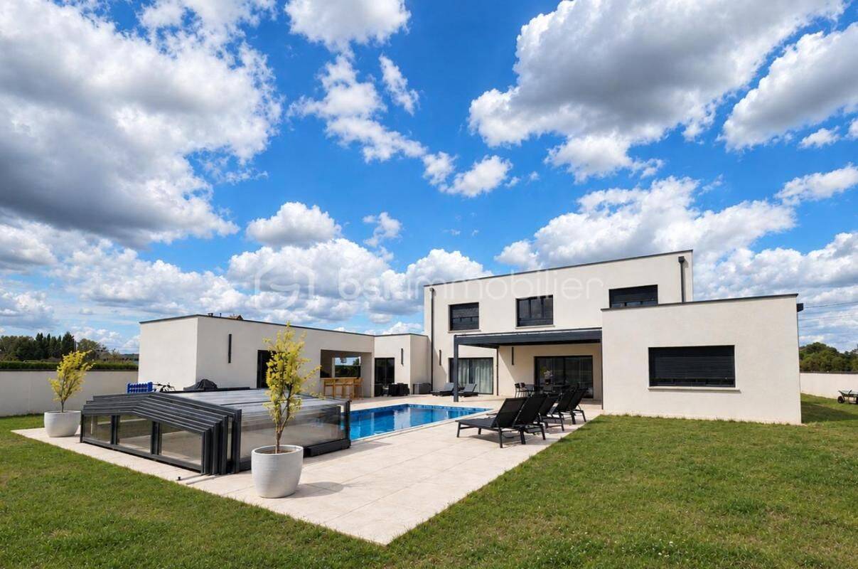 Maison 10 pièces 256 m² · à Savigné-sur-Lathan · 256 m² · 1 280 000 €