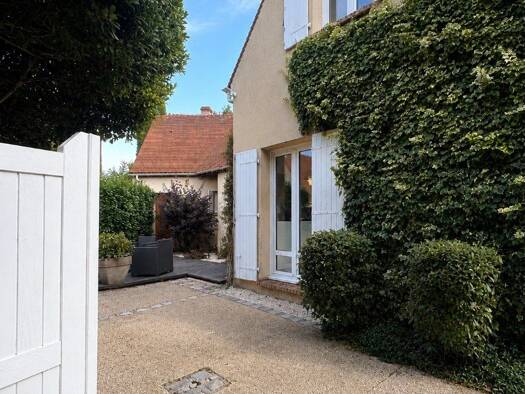 Maison à vendre 1 170 000 € 7 pièces 4 chambres 190 m² 681 m² de terrain Haut Buc Buc 78530