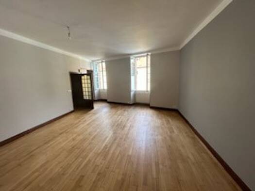 Appartement à louer 700 € 4 pièces 3 chambres 82 m² RDC Gourdon 46300