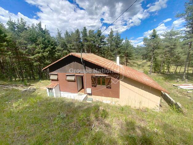 Maison de plain-pied à vendre 210 000 € 3 pièces 2 chambres 45 m² 5 000 m² de terrain La Martre 83840