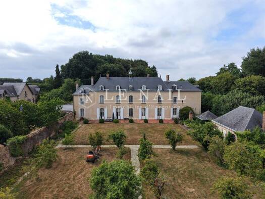 Château à vendre 960 000 € 15 pièces 9 chambres 580 m² 80 000 m² de terrain Laval 53000