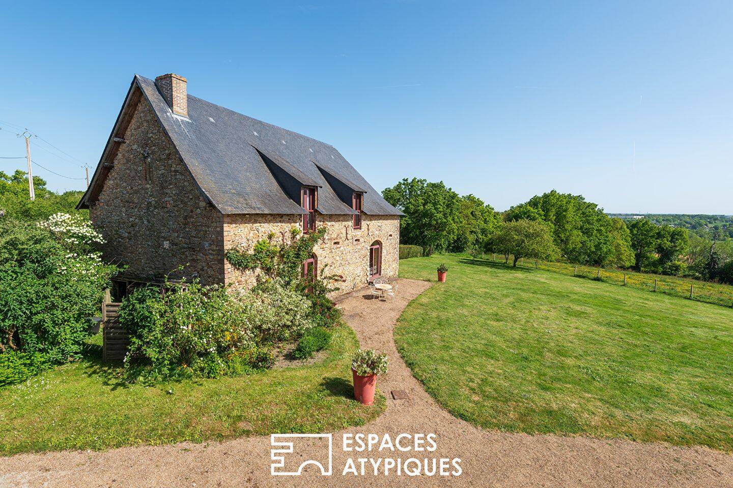 Maison 10 pièces 452 m² · à Segré-en-Anjou Bleu · 452 m² · 579 000 €