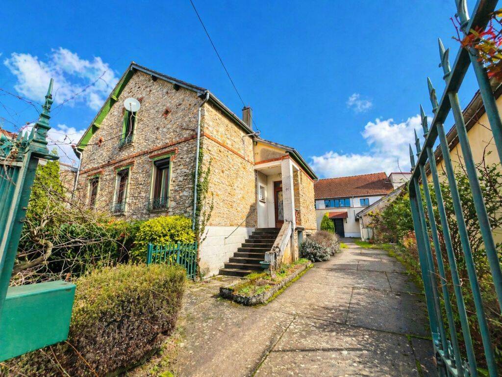 Maison 10 pièces 280 m² · à Vinneuf · 280 m² · 180 000 €