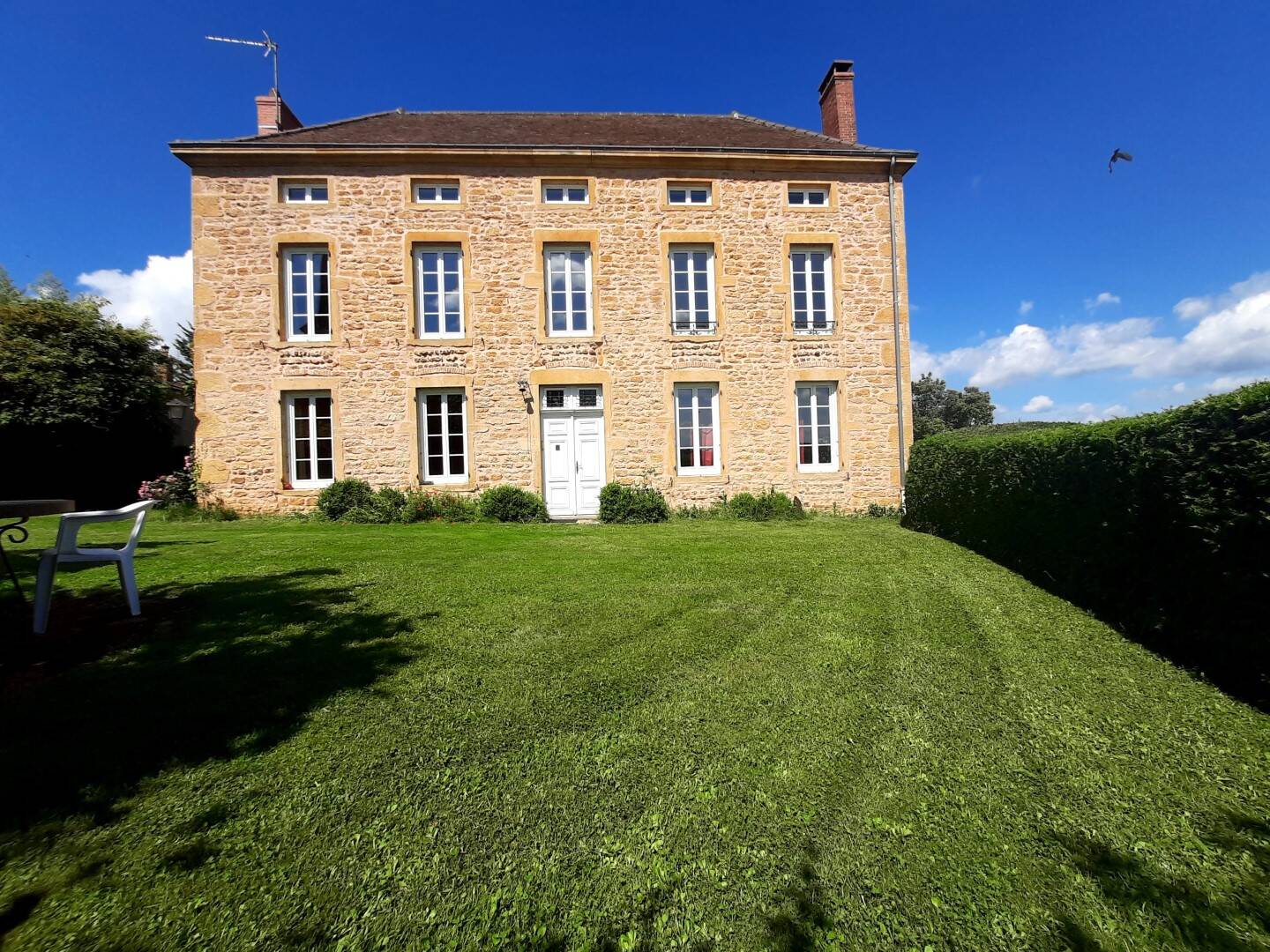 Maison 6 pièces 240 m² · à Saint-Bonnet-des-Bruyères · 240 m² · 449 000 €