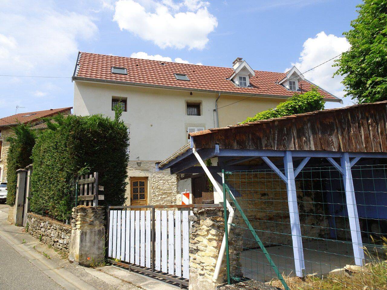 Maison 5 pièces 114 m² · à Trept · 114 m² · 990 €