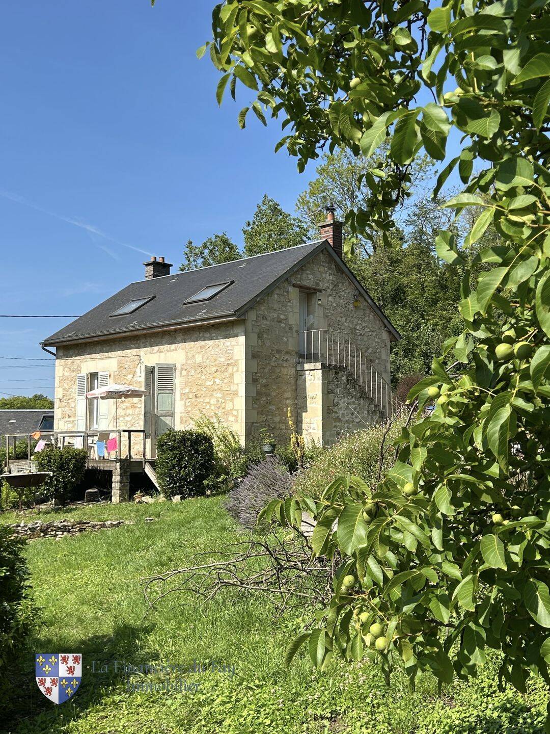 Fort potentiel de 2 maisons individuelles en pierre avec travaux