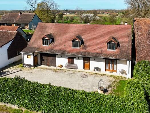 Maison à vendre 229 000 € 5 pièces 4 chambres 169 m² 2 452 m² de terrain Savigny-en-Revermont 71580