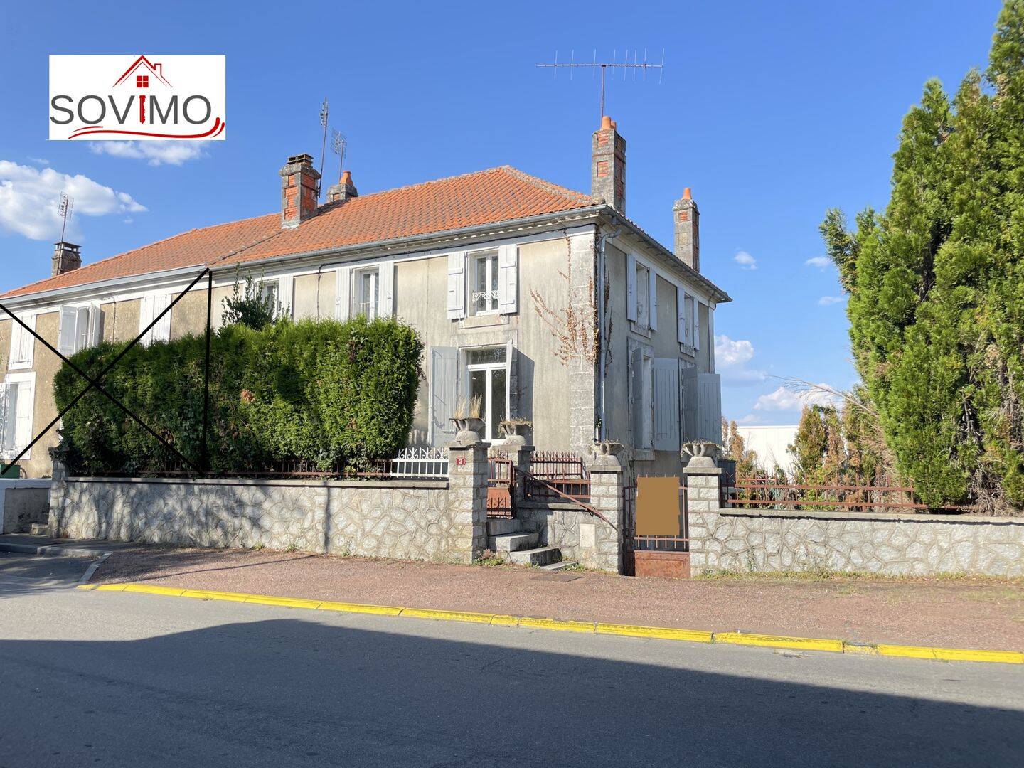 Maison 6 pièces 145 m² · à Terres-de-Haute-Charente · 144,5 m² · 98 560 €