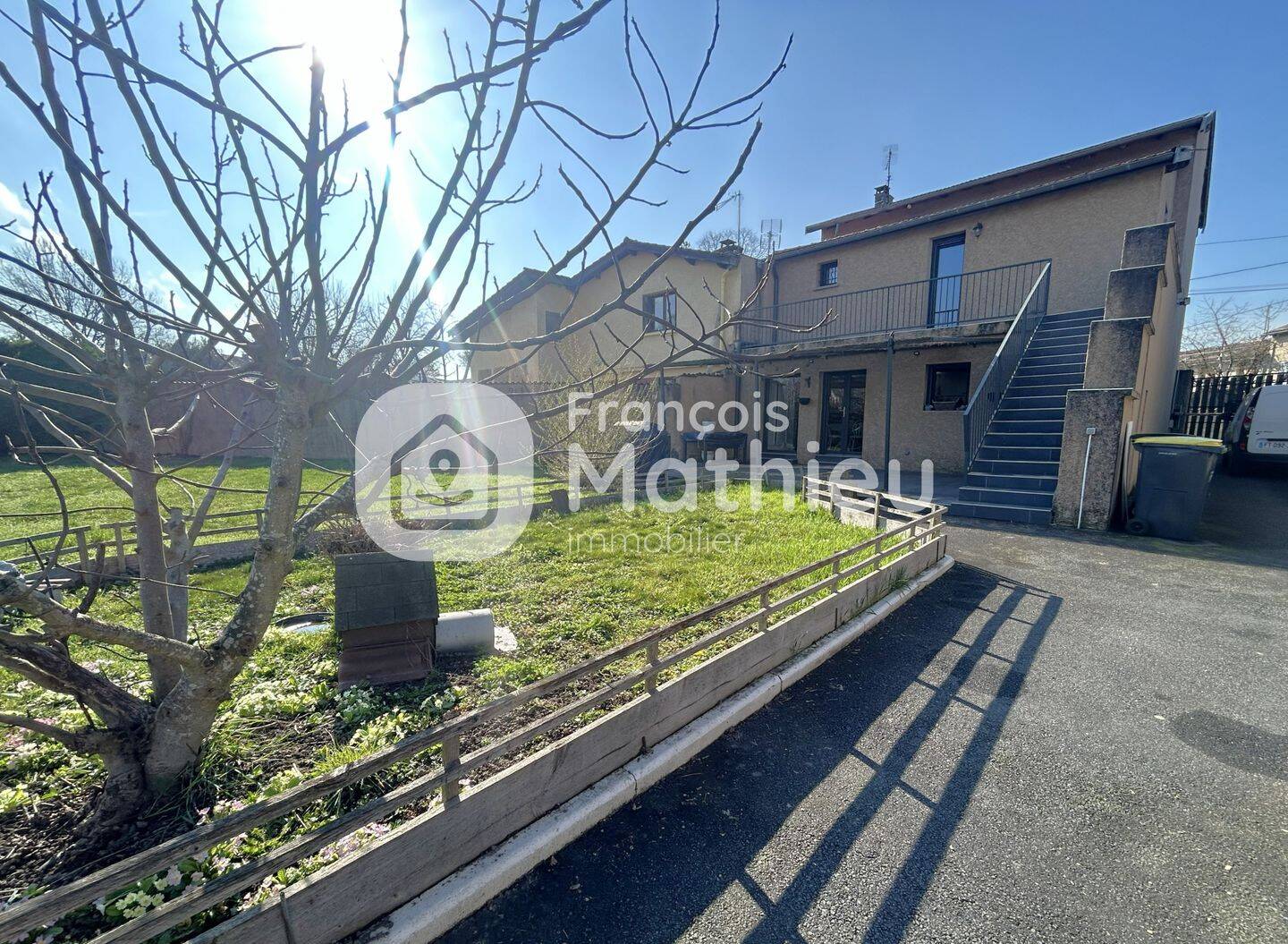 Fareins - Maison T5 avec garage double et terrain d'environ 813m