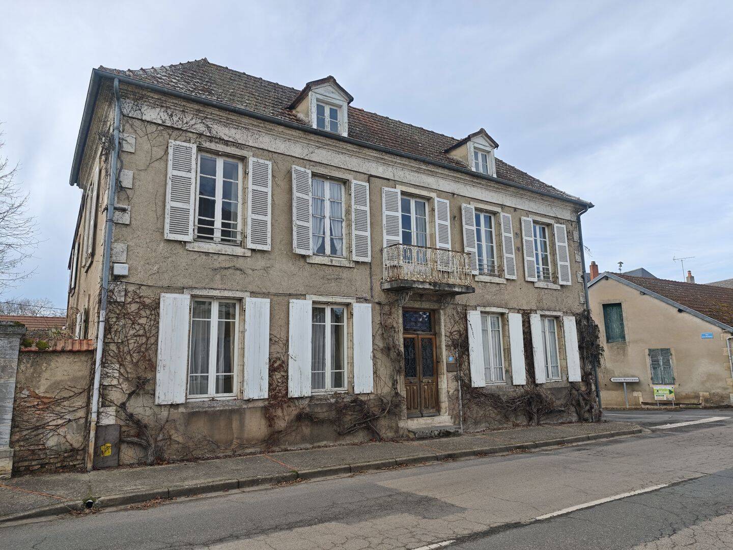 Maison 10 pièces 249 m² · à Dornes · 249 m² · 148 400 €
