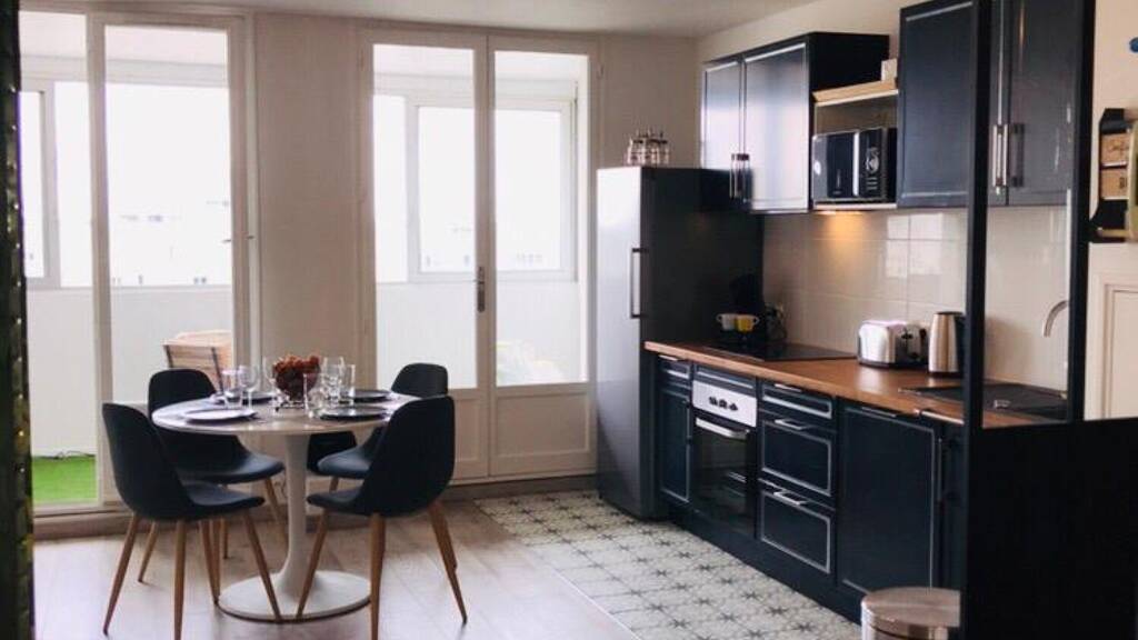 Appartement à louer 400 € 5 pièces 4 chambres 90 m² Étage 11/11 Activités Orléans 45000