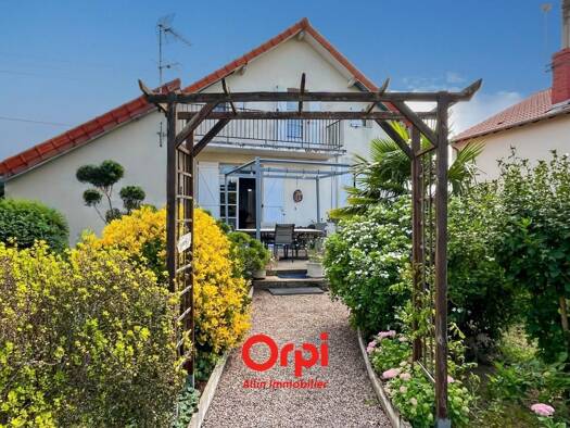 Maison de ville à vendre 142 000 € 3 pièces 2 chambres 85 m² 1 400 m² de terrain Saint-Victor 03410