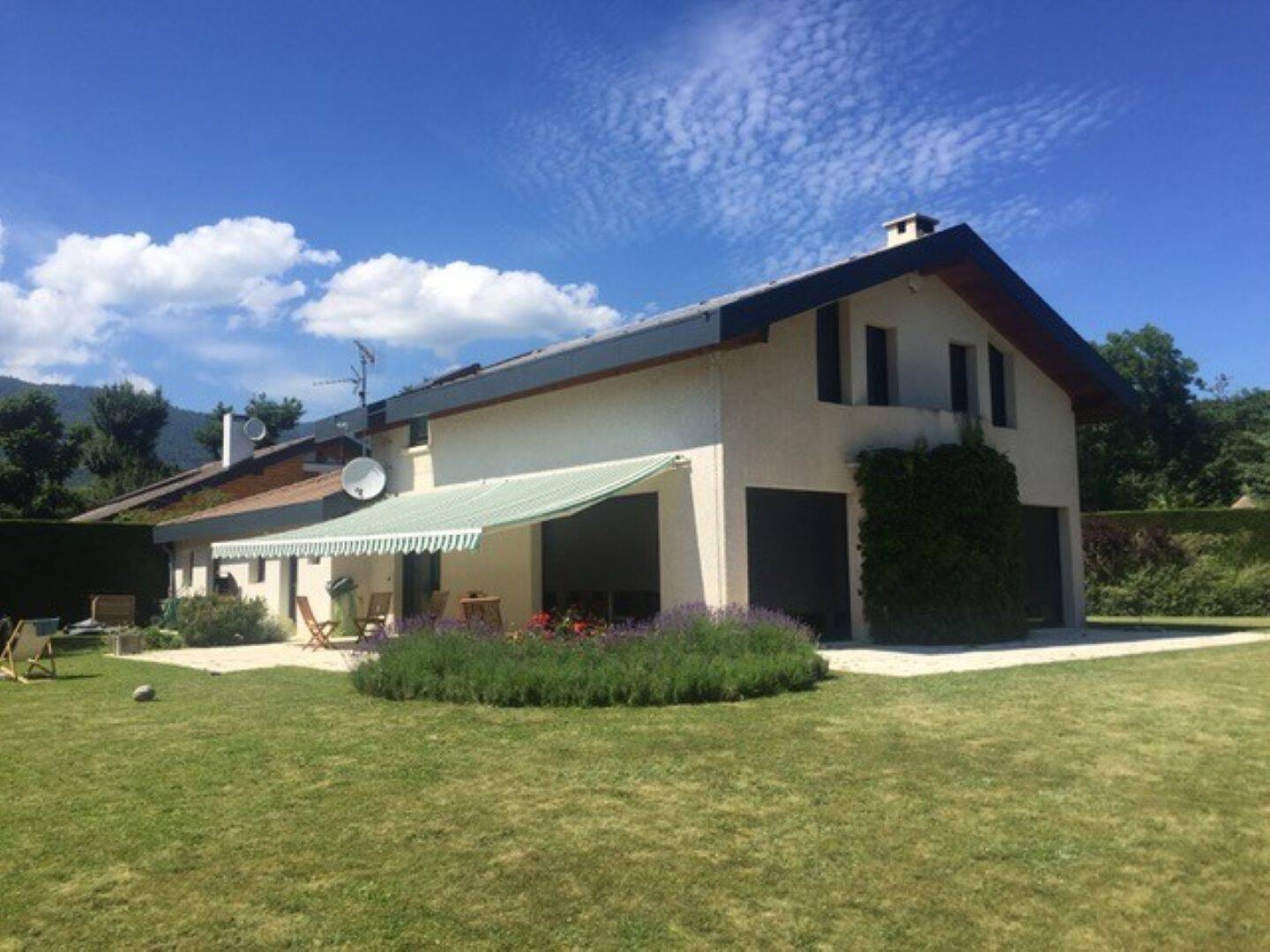 Maison 6 pièces 181 m² · à Divonne-les-Bains · 181,3 m² · 3 200 €