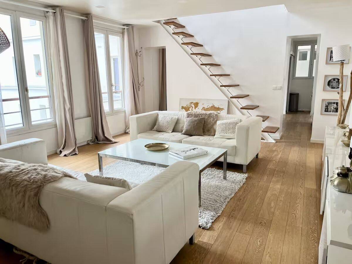 Duplex à louer 3000 € 3 000 € /mois charges comprises Investissez dans l’immobilier 3 pièces • 3 chambres • 74 m² • Étage 4/6 Goutte d'Or-Château Rouge, Paris 18ème arrondissement (75018) 2 4 26 30 31 17 de plus Calculer un temps de trajet Pour aller au travail, à l’école, ... - photo 1