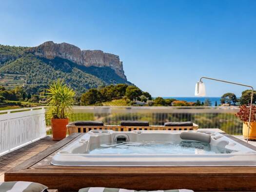 Appartement à vendre 2 200 000 € 3 pièces 2 chambres 139 m² Étage 3/3 Grande Couronne Cassis 13260