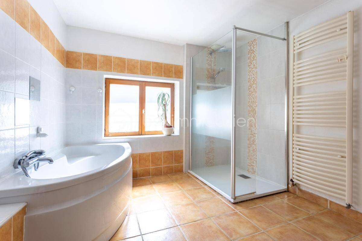 Maison 8 pièces 179 m² · à Chanonat · 179 m² · 270 000 €