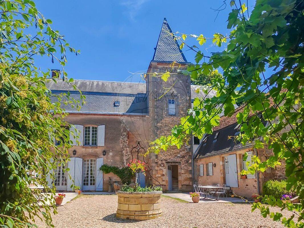 Maison 17 pièces 495 m² · à Cérilly · 495 m² · 950 000 €