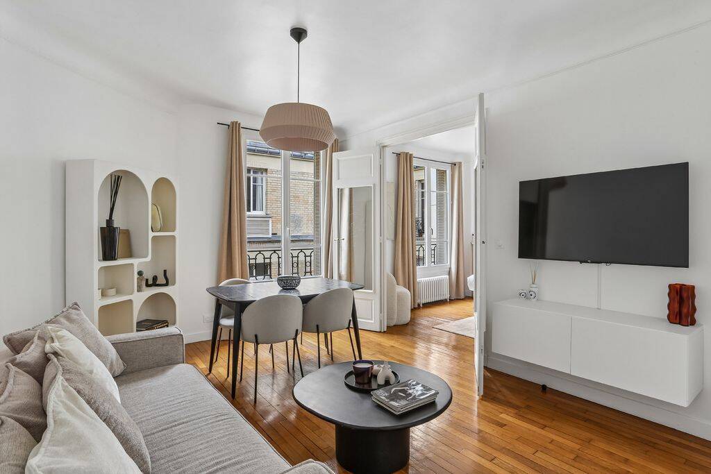 Appartement 2 pièces 38 m² · à Paris 16ème Arrondissement · 37,5 m² · 2 350 €/mois