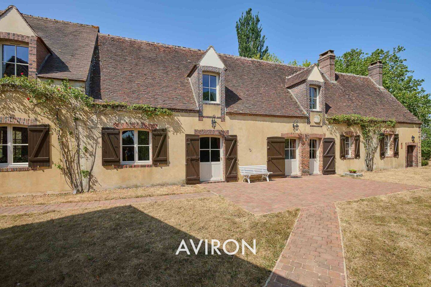 Maison 11 pièces 301 m² · à Le Favril · 301 m² · 382 000 €