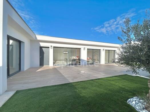 Maison à vendre - neuf 546 000 € 4 pièces 3 chambres 116 m² 330 m² de terrain Centre Ville Frontignan 34110