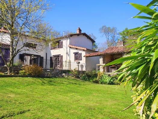 Maison à vendre 239 000 € 6 pièces 4 chambres 190 m² 30 000 m² de terrain Vernoux-en-Gâtine 79240